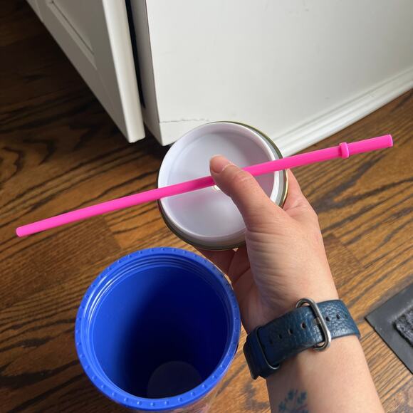 Lilly Pulitzer Blue Tiger Jungle 24 oz Tumbler with Gold Lid and Pink Straw - Picture 5 of 8